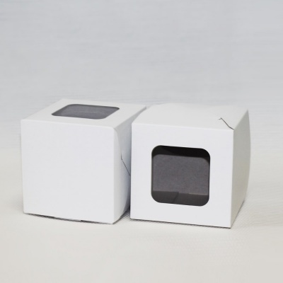 Коробка упаковочная с окошком (10 см) самосборная цвет белый (2)